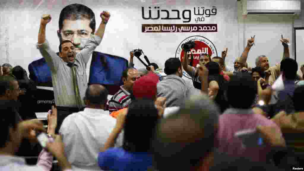 &ldquo;Мусулман агайындар&rdquo; Мохамед Мурсинин жеңишин майрамдоодо. Каир, 24.06.2012