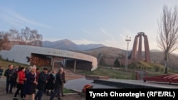 Чоң-Таштагы "Ата-Бейит". Сатар Кулматовдун кайда көмүлгөнү белгисиз.