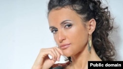 Она бывает на родине часто. Она часто на родине поет