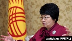 Президент Роза Отунбаева "Азаттыктын" кабарчысы менен маектешүүдө, 26-декабрь.