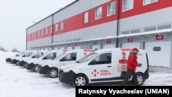 Автомобілі «Нова Пошта» біля Київського терміналу компанії, 2 березня 2018 року