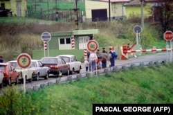 شهروندان پناهجوی آلمان شرقی در تلاش برای عبور از مرز آلمان غربی در پنجم نوامبر ۱۹۸۹