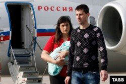 Олена Гліщинська та Віталій Діденко після прильоту до Москви. 14 червня 2016 року