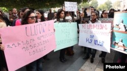Կանանց բողոքի ցույցը Կառավարության շենքի դիմաց, 23-ը հոկտեմբերի, 2014թ․