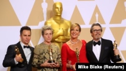 Слева направо: Сэм Рокуэлл, Фрэнсис Макдорманд, Эллисон Дженни и Гари Олдмен