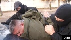 Співробітники ФСБ Росії затримують кримчанина Дмитра Штиблікова за підозрою в підготовці терактів у Криму, Севастополь, 10 листопада 2016 року