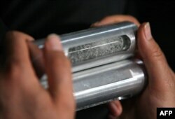 نمونه‌ای از اورانیوم غنی‌شده ایران که در سال ۸۵ توسط محمد احمدی‌نژاد رئیس‌جمهور وقت به آستان قدس رضوی اهدا شد