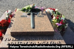 Встановлений польською стороною на пам’ятній плиті «меч-щербець»