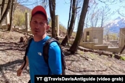 Выгляд плоту і аднаго з шасьці пастоў аховы каля яго ўвесну 2025 году на відэа аднаго з расейскіх блогераў