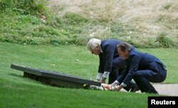 Дейвід Камерон та Борис Джонсон покладають вінки до пам'ятника жертвам терактів