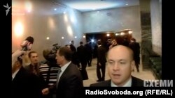 Охоронець Віктора Януковича Віктор Резніченко перегороджує шлях журналістам