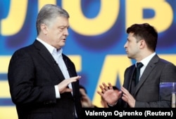 Передвиборчі дебати кандидатів у президенти України Петра Порошенка і Володимира Зеленського на стадіоні «Олімпійський» у Києві. 19 квітня 2019 року