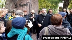 Пратаярэй Міхаіл Мартыновіч дыскутуе з пратэстоўцамі