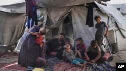 هر روز، عبیر و فادی صبح در چادرشان در نوار غزه با این سؤال بیدار می‌شوند: چگونه برای خود و شش فرزندشان غذا پیدا کنند؟ سه گزینه دارند: شاید یک آشپزخانه خیریه باز باشد و بتوانند یک قابلمه عدسی آبکی بگیرند؛ یا شاید بتوانند از میان جمعیت عبور کنند و از یک کامیون کمک‌رسانی کیسه‌ای آرد بگیرند؛ آخرین راه چاره هم گدایی است. برخی روزها هیچ یک از گزینه‌ها به جواب نمی‌رسد.