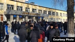 Участники акции протеста в Караганде требуют объяснений у казахстанских властей в связи с массовой дракой в новогоднюю ночь, 6 января 2019 г.