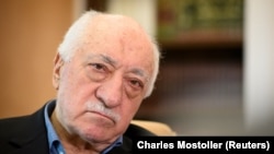 Фетхуллах Ґюлен, який живе у США, на думку Анкари, організував спробу державного перевороту в Туреччині у 2016 році