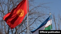 Кыргызстан менен Өзбекстандын желектери. Архивдик сүрөт. 