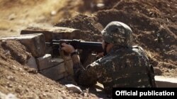 Հայաստանի Զինված ուժերի զինծառայողը մարտական հերթապահության ժամանակ, արխիվ