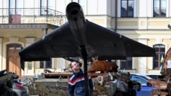 Дрон-камікадзе Shahed 136 (Geranium-2) виставили у Києві в експозиції знищеної російської військової техніки. Київ, Україна. 27 жовтня 2025 року