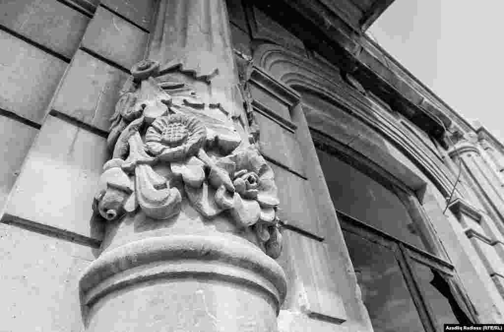 Sökülən tarixi binaların əksəriyyətinin üzərindəki naxışlar oyma ilə işləndiyindən, bina ilə birlikdə tarixdən silindi.  