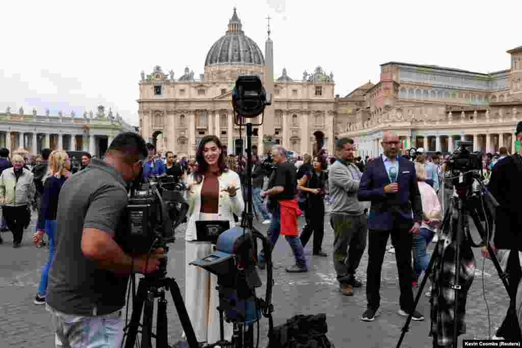 Телевізійні журналісти працюють у Ватикані в перший день конклаву, Рим, Італія