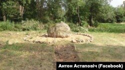 Мэмарыяльны знак у гонар мэцэнаткі беларускай культуры Магдалены Радзівіл ў вёсцы Дуброва, што ў Асіповіцкім раёне