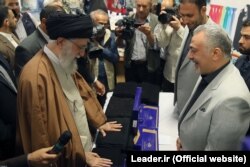 دانایی هوشیار (راست) مدیرعامل پیشین شرکت حجاب در جریان بازدید رهبر جمهوری اسلامی از غرفه این شرکت در نمایشگاه کالای ایرانی