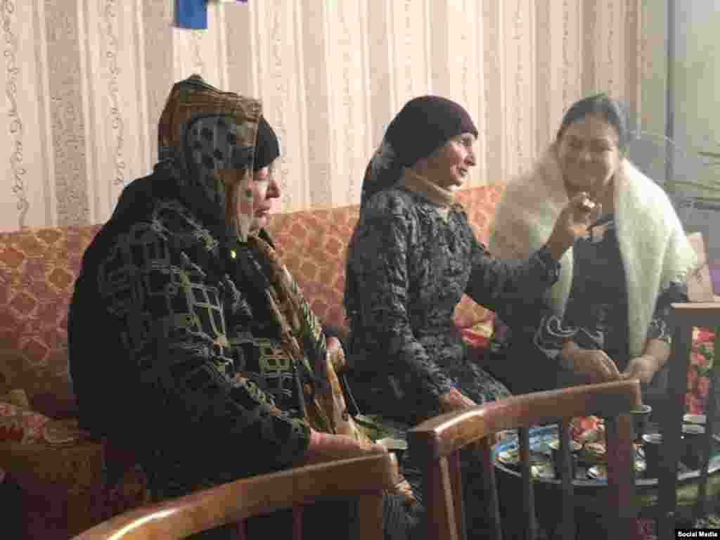 90-ıncı yılları Veciye Kaşka Qırımğa qaytqan vatandaşlarına yardım ete edi. Keyf kötermek içün o, qırımtatarlar sıq yaşağan qasabalarğa qurban qoylarını ketire edi. Keççe bu güzel bir adet olıp qaldı