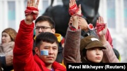 Участники акции на площади Республики в Алматы в День Независимости. 16 декабря 2019 года.  