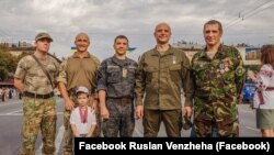 Руслан Венжега (другий праворуч) із побратимами на День Незалежності України. Запоріжжя, 24 серпня 2019 року (фото Віталія Лівадного)