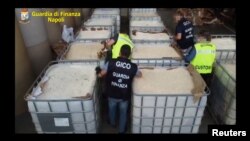پلیس ایتالیا در حال بازرسی محموله توقیف شده قرص‌های آمفتامین