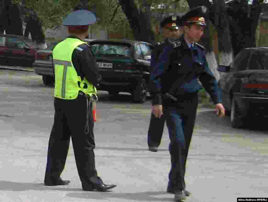 Ақтөбе облыстық ҰҚКД алдында Рахымжан Махатов өзін-өзі жарғаннан кейін полицейлер аумақты күзетіп жүр. Ақтөбе, 17 мамыр 2011 жыл.