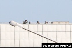 Білоруські силовики на даху палацу Незалежності у Мінську, 23 вересня 2020 року