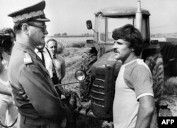 Генэрал Ярузэльскі сустракаецца з фэрмэрам