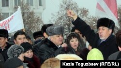 Политик Хасен Кожа-Ахмет на стихийном митинге после событий в Жанаозене. Алматы, 17 декабря 2011 года.