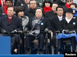 رؤسای جمهور سابق کره جنوبی، چون دو هوان (راست)، کیم یونگ سام (وسط) و کیم دائه جونگ در مراسم تحلیف رئیس‌جمهور لی میونگ باک در پارلمان سئول، ۲۵ فوریه ۲۰۰۸