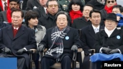 Түштүк Кореянын экс-президенттери Чон Ду Хван (оңдо), Ким Ён Сам (ортодо) жана Ким Дэ Чжун Ли Мён Бактын инаугурациясында. Сеул, 25-февраль, 2008-жыл  