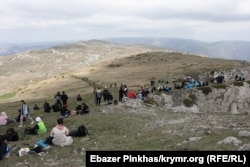 Кримськотатарська молодь на горі Чатир-Даг вшановує пам'ять рідних, які загинули під час сталінської депортації. Крим, Україна. 16 травня 2021 року