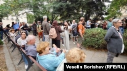 Протестиращите започнаха да се събират още в 15 часа пред сградата.