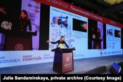 Юлія Сандамірская падчас выступу на адной з канфэрэнцый, фота з прыватнага архіву
