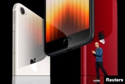 مدیر عامل اپل، تیم کوک، در حال معرفی آیفون SE جدید