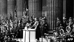 Адольф Һитлер 1938 елда үзенең тарафдарлары алдында чыгыш ясый