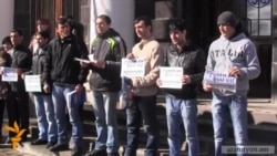 Գյումրիում գիրք նվիրելու օրը վերադարձնում են ՀՀԿ-ի նախընտրական բուկլետները