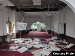 Rusiye ordusınıñ ücümi neticesinde zarar körgen cami. Kıyiv, 2024 senesi sentâbrniñ 2-si