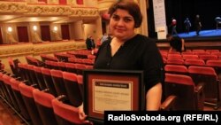 Хадіджа Ісмаїлова під час нагородження за найкраще розслідування у Ріо-де-Жанейро 15 жовтня 2013 року