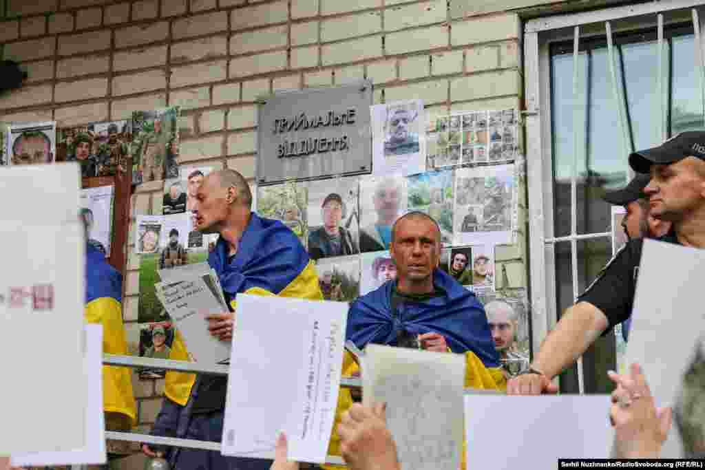 Рідні українських військових, які досі перебувають у полоні, запитують у звільнених захисників, чи мають вони якусь інформацію про їхніх близьких