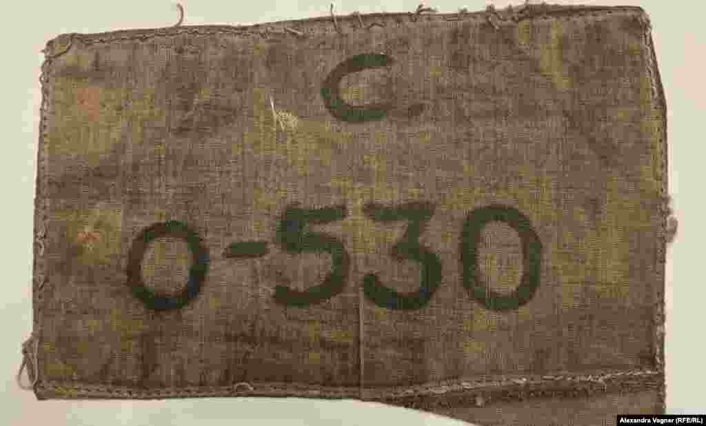 &quot;Biziň hemmämizi faşistleriň lagerlerinde bolşy ýaly, sanlar bilen &quot;bezediler&quot;. Göräýmäge ýüzüne san belgisi ýazylan bir bölejik esginiň egin-eşigiňe tikilmegi geň däl ýaly, ýöne şol bölejik esgi bizi öz adymyzdan we ýaşymyzdan mahrum edip, mal kimin atlandyrýardy. Egin-eşiginde san belgisi bolmadyklara jeza berilýärdi&quot; diýip, Gawa Wolowiç lageriň durmuşy baradaky ýatlamasynda ýazýar. Ol Sowet Soýuzyna garşy düşündiriş geçirmekde aýyplanyp, Ozerlagda jeza çekipdir. &nbsp;