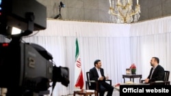 محمود احمدی نژاد پیش از مصاحبه با تلویزیون دولتی ایران