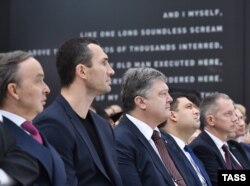 Віталій Кличко, Петро Порошенко та Володимир Гройсман на церемонії з нагоди 75-ї річниці розстрілів у Бабиному Яру. Київ, 29 версня 2016 року