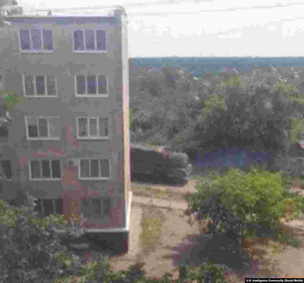 АКШ рәсмиләре белдерүенчә, социаль медиага чыгарылган бу фотода Малайзия очкычы бәреп төшерелгәннән соң Краснодон шәһәре яныннан Русиягә таба баручы &quot;Бук&quot; системы сурәтләнә.